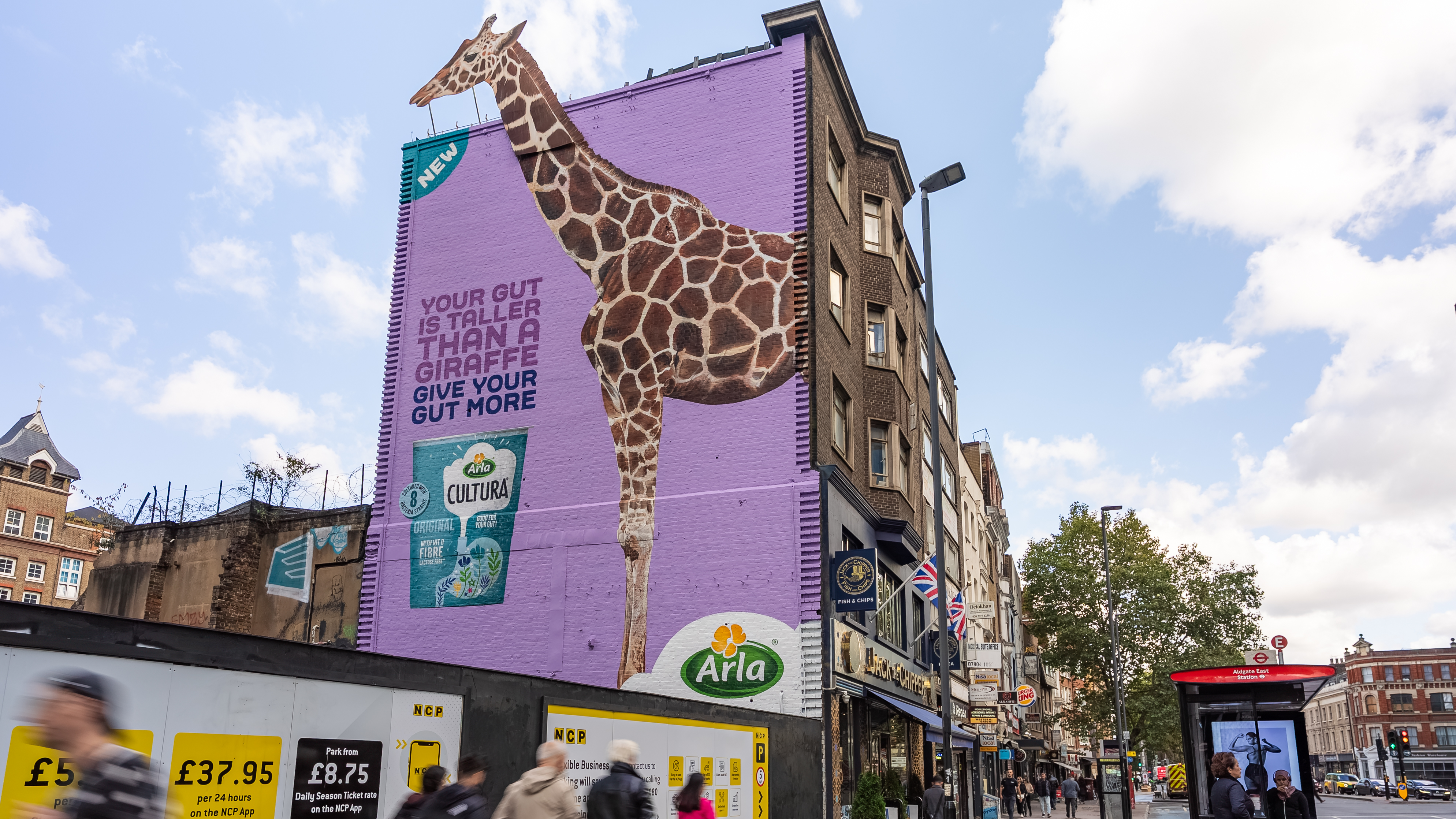 Arla Cultura giraffe mural in Whitechapel 